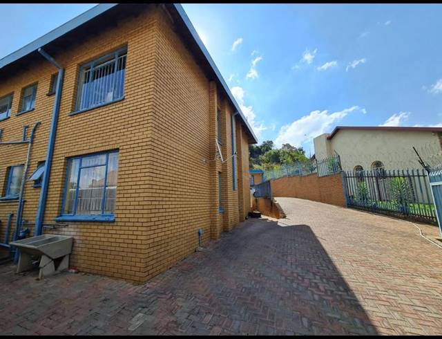 18 BEDROOM COMPLEX FOR SALE IN LAUDIUM